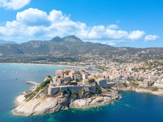 Vivez Calvi, entre charme et authenticité