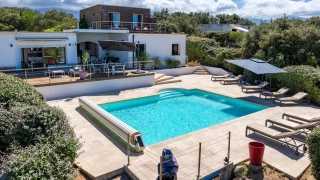 VILLA MIT 6 SCHLAFZIMMERN UND POOL