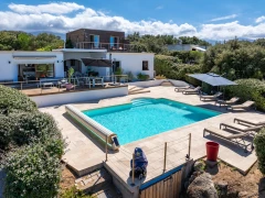 VILLA MIT 6 SCHLAFZIMMERN UND POOL