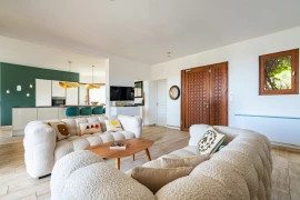 Wohnzimmer, Esszimmer und Küche
