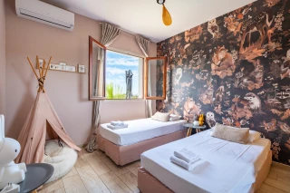 6 Schlafzimmer, darunter 3 Master-Suiten, ideal für Familien und Freunde